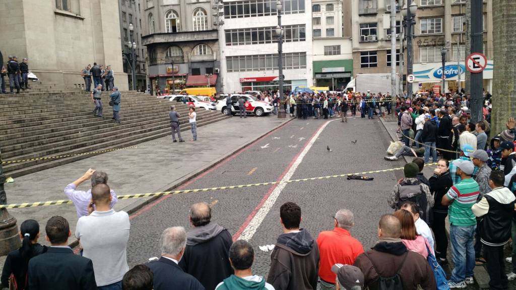 Tiroteio deixa dois mortos na escadaria da Catedral da Sé