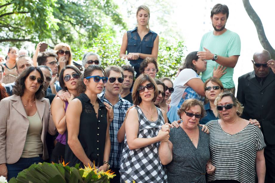 	Nicette Bruno se despede do marido cercada pela família