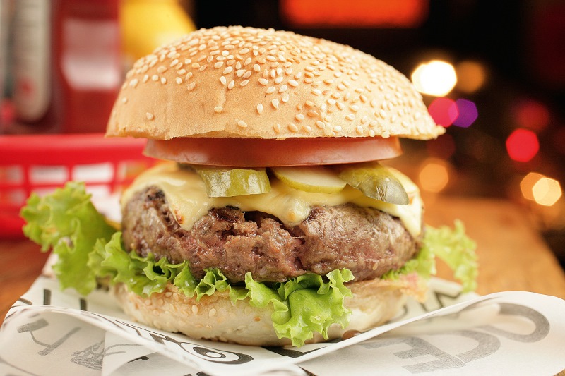 O cliente monta seu lanche por um preço único no Stunt Burger O cliente monta seu lanche por um preço único no Stunt Burger