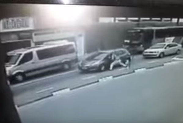 Polícia prende suspeito de jogar mulher para fora de carro