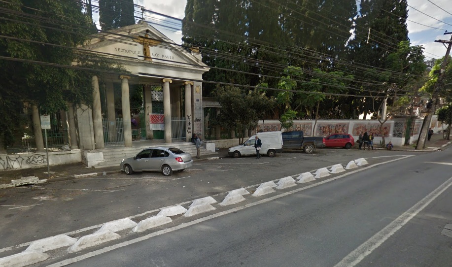 Homem é flagrado furtando peças de bronze do Cemitério São Paulo