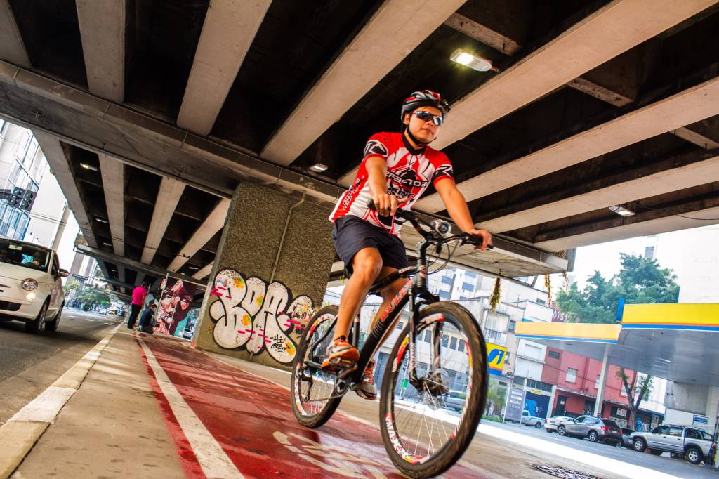 CET instala espelho em ponto cego da ciclovia do Minhocão