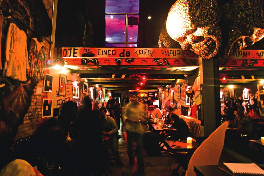 Faça um brinde em bares que servem drinques com espumante