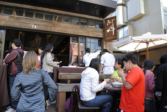 Comida de rua, né: barraca é montada em frente ao restaurante Sakagura A1 Comida de rua, né: barraca é montada em frente ao restaurante Sakagura A1