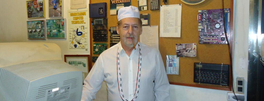 Técnico em informática, “Pai Henrique do PC” atrai clientela com humor