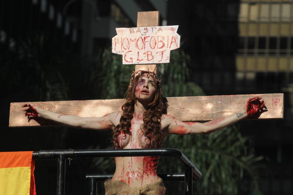 Transexual ‘crucificada’ na Parada Gay relata agressão