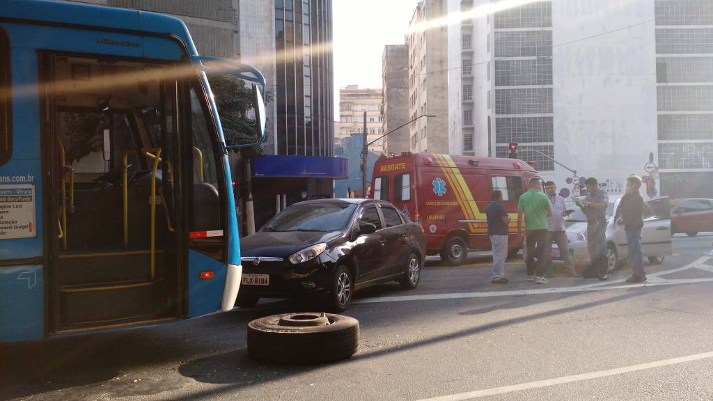 Roda de ônibus atinge carro e motorista fica ferido