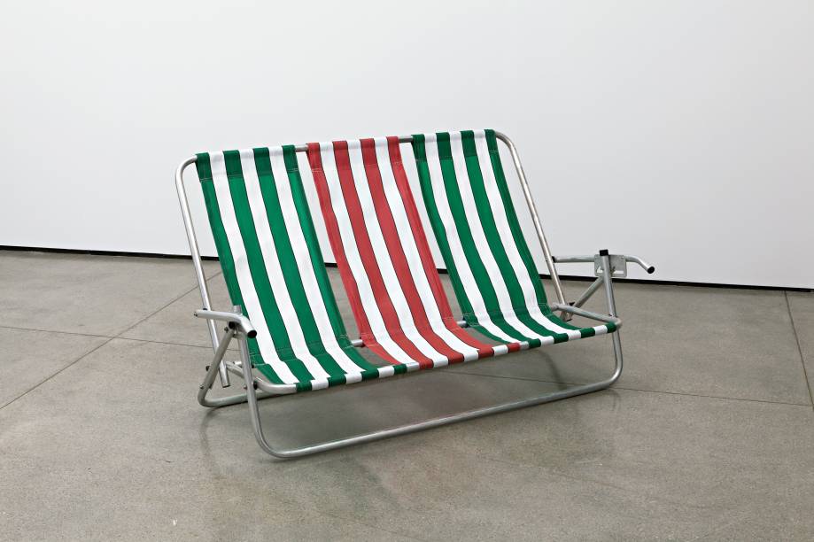 Espreguiçadeira de três lugares do coletivo Opavivará Espreguiçadeira de três lugares do coletivo Opavivará