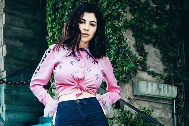 Marina And The Diamonds: cantora ficou mais 12 horas no aeroporto esperando voo de NY para SP e não embarcou a tempo Marina And The Diamonds: cantora ficou mais 12 horas no aeroporto esperando voo de NY para SP e não embarcou a tempo