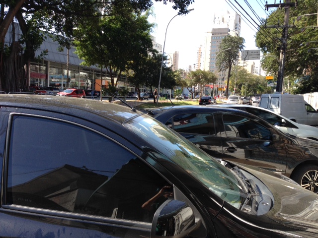 Em dia de jogo, motoristas estacionam em calçada da Avenida Sumaré