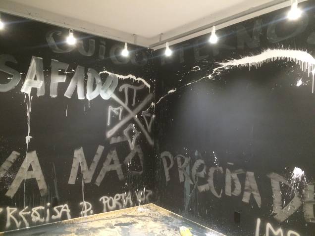 Como já conheciam o local, invasores levaram tinta branca para pintar a parede preta Como já conheciam o local, invasores levaram tinta branca para pintar a parede preta