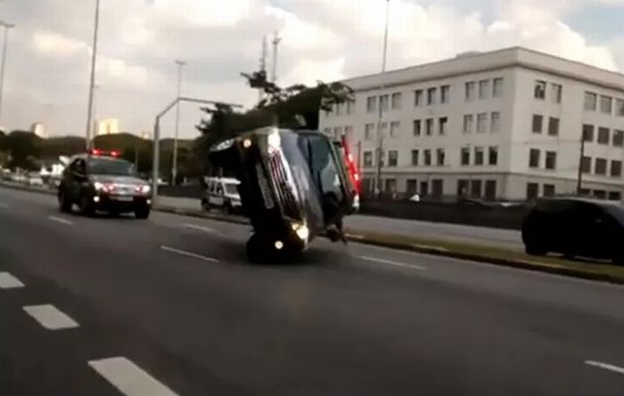 Viatura da Rota perde o controle e tomba em avenida; veja o vídeo