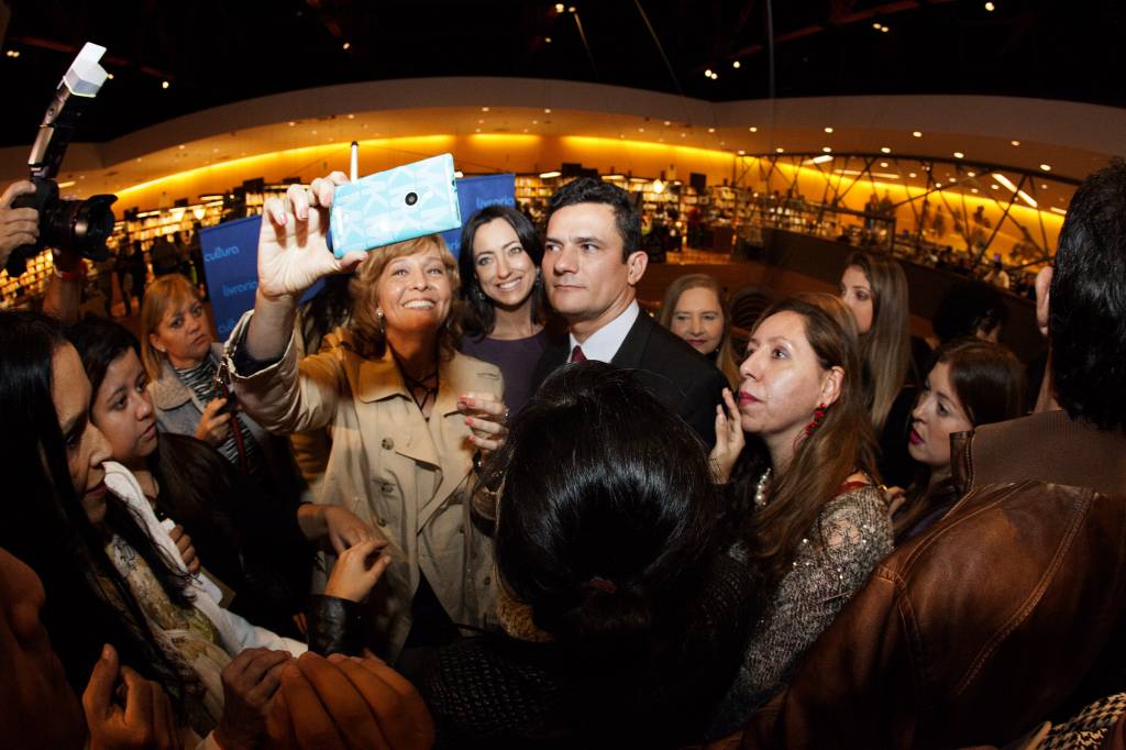 Juiz Sérgio Moro é ovacionado em restaurante