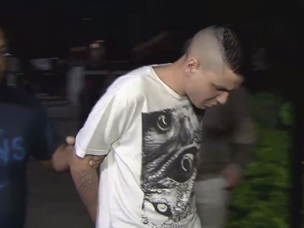 Após assassinato, rapaz usa cartão de vítima para saltar de paraquedas