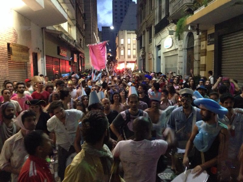 Bloco Lambuza desfila pelas ruas da cidade nesta segunda (3) Bloco Lambuza desfila pelas ruas da cidade nesta segunda (3)