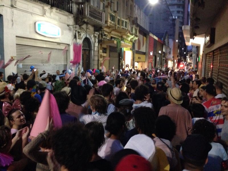 Bloco Lambuza desfila pelas ruas da cidade nesta segunda (3) Bloco Lambuza desfila pelas ruas da cidade nesta segunda (3)