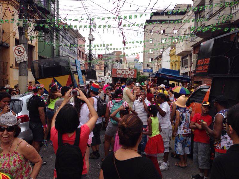 Foliões na concentração do Bloco Esfarrapado Foliões na concentração do Bloco Esfarrapado