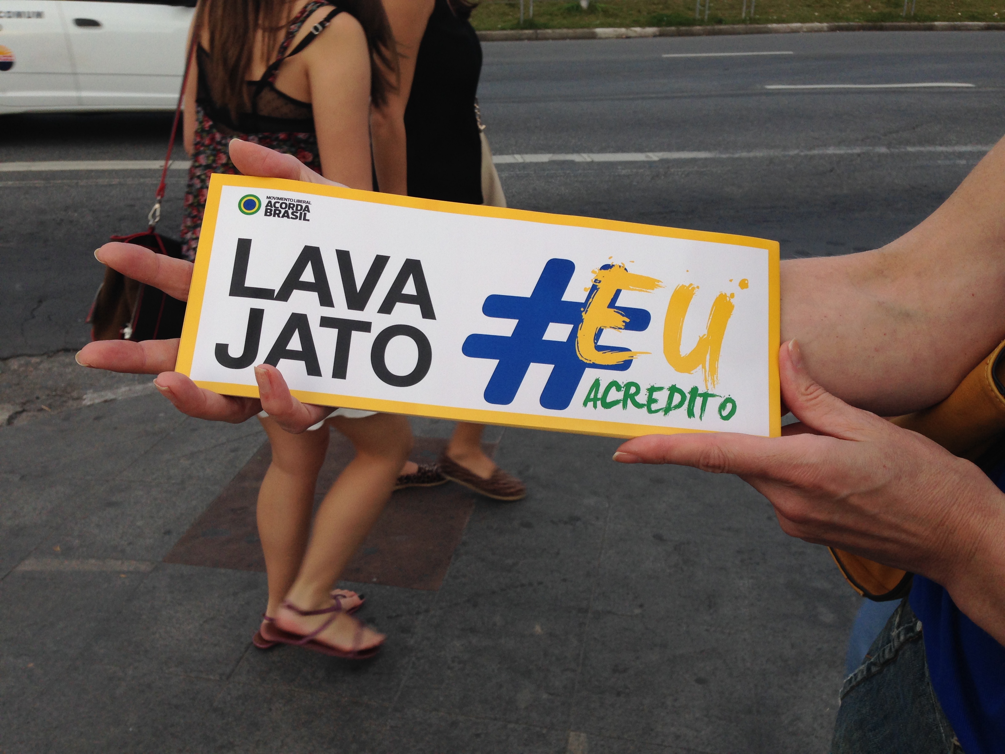 Manifestantes distribuem adesivos para apoiar a Operação Lava-Jato