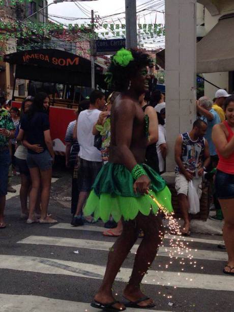 Folião fantasiado se diverte no Bloco Esfarrapado Folião fantasiado se diverte no Bloco Esfarrapado