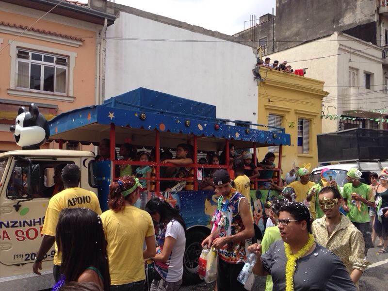 Trenzinho com crianças acompanha o folia