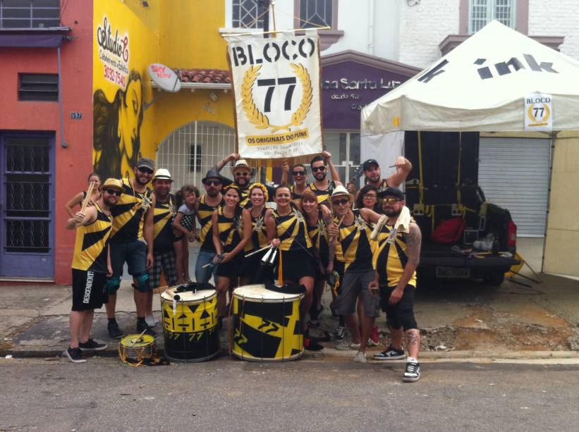 Público posa na concentração do Bloco 77 - Os Originais do Punk, em Pinheiros Público posa na concentração do Bloco 77 - Os Originais do Punk, em Pinheiros