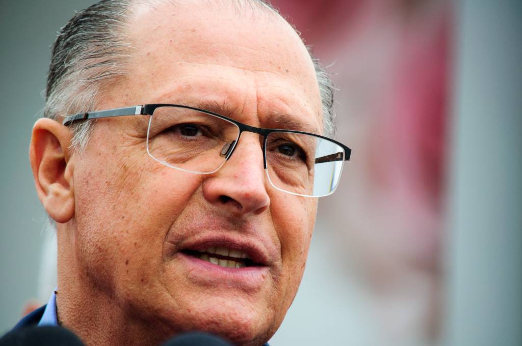 Alckmin se exalta com deputado federal durante evento no interior