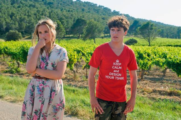 "Meu Verão na Provença": Chloe Jouannet e Hugo Dessioux são obrigados a passar dois meses no interior na companhia dos avós "Meu Verão na Provença": Chloe Jouannet e Hugo Dessioux são obrigados a passar dois meses no interior na companhia dos avós