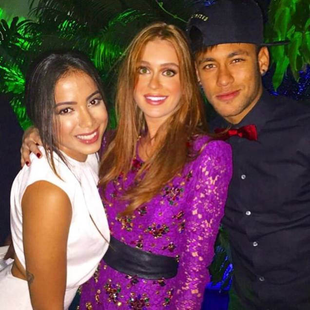 Marina entre Anitta e Neymar Marina entre Anitta e Neymar