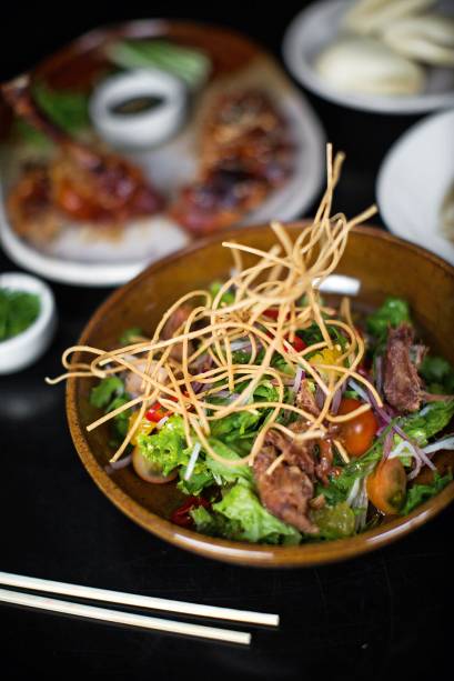 Pato confitado na salada de macarrão crocante Pato confitado na salada de macarrão crocante