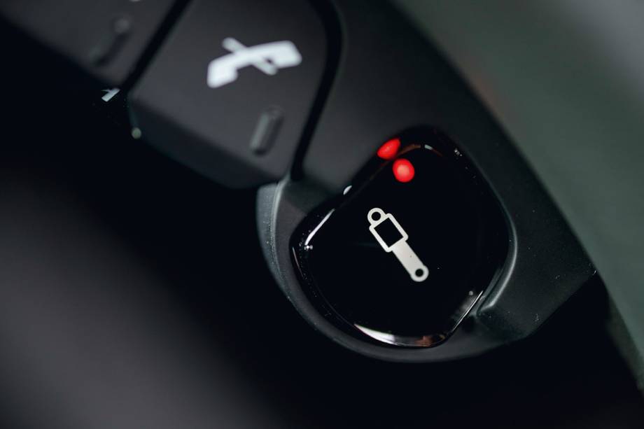 O V12 de 5,9 litros e a ignição de carbono cristal O V12 de 5,9 litros e a ignição de carbono cristal