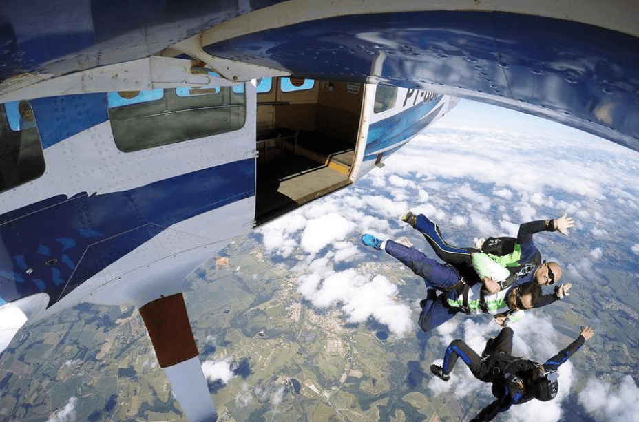 O salto é feito de um avião a mais de 3000 metros de altura O salto é feito de um avião a mais de 3000 metros de altura