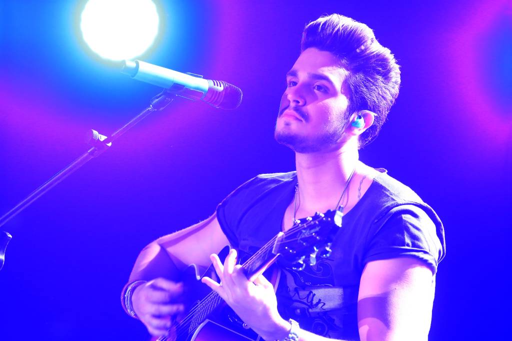 Emocionado, Luan Santana faz homenagem a Cristiano Araújo em show