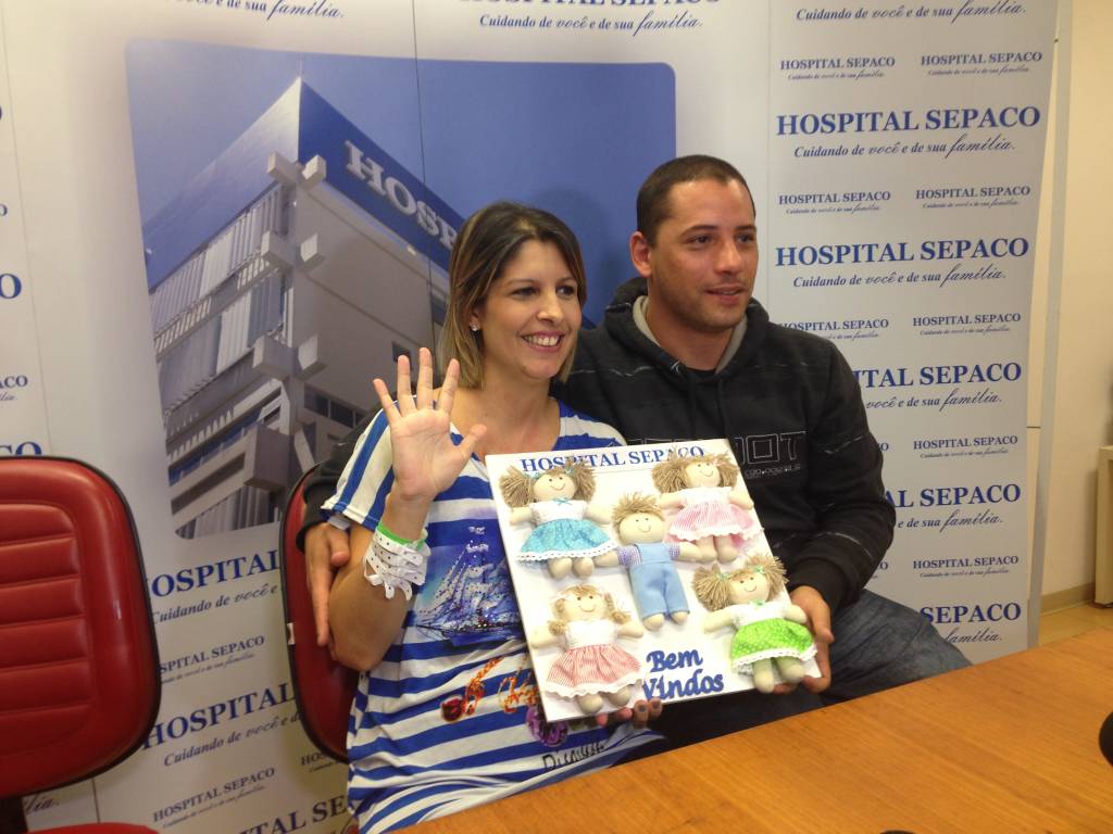 Pais divulgam primeira foto dos dois quíntuplos que receberam alta