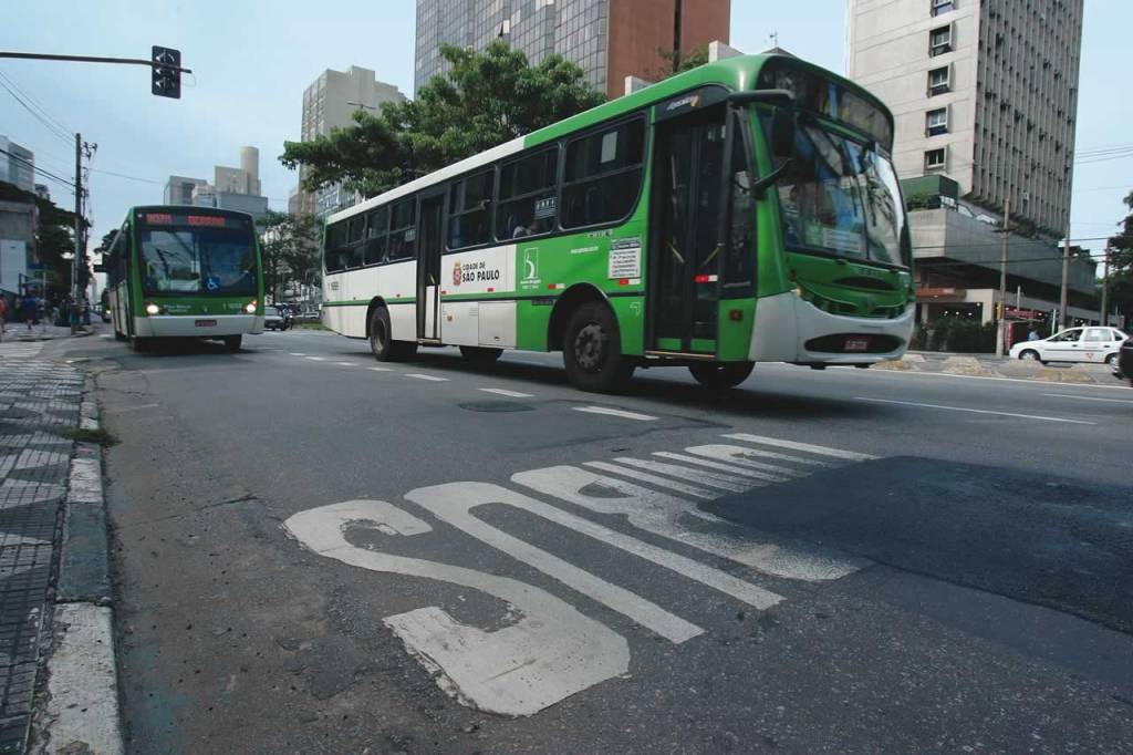 SP: Justiça decide que caminhoneiros mantenham abastecimento de ônibus