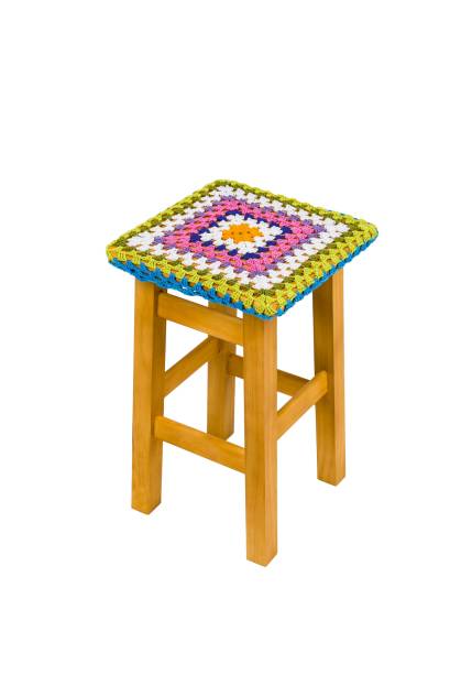 Banco de madeira com capa de crochê Banco de madeira com capa de crochê