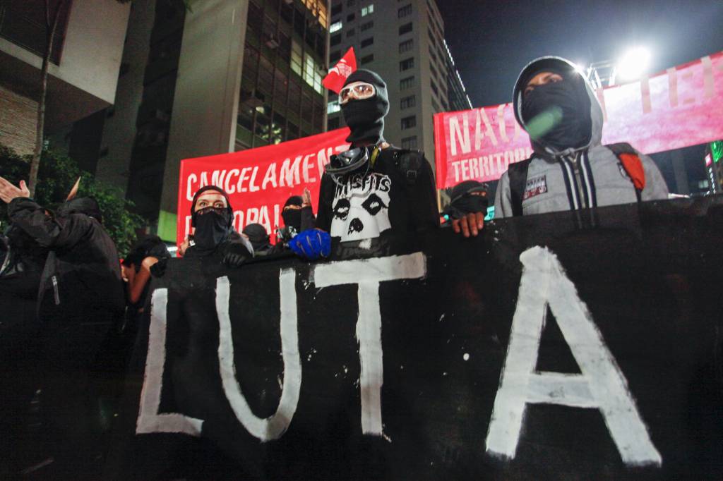 Haddad veta lei que proibia uso de máscaras em prédios municipais