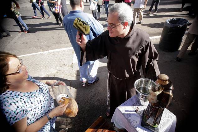 Freis benzem os pães dos devotos de Santo Antônio na paróquia do Pari Freis benzem os pães dos devotos de Santo Antônio na paróquia do Pari