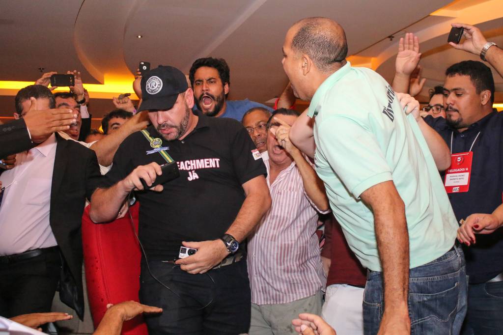 Petistas brigam com líder do grupo Revoltados On Line