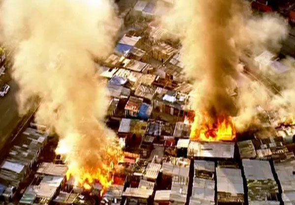 Incêndio atinge barracos durante reintegração de posse no Limão