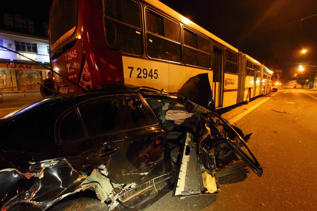 Honda Civic fica destruído após bater em ônibus