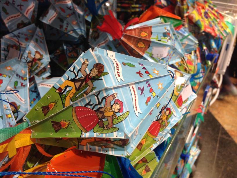 Porto das Festas e Fantasias: balõezinhos para intercalar entre as bandeirolas, R$ 2,60 cada