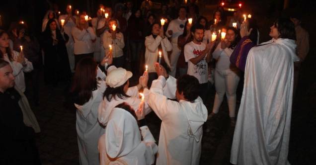 Procissão com velas Procissão com velas