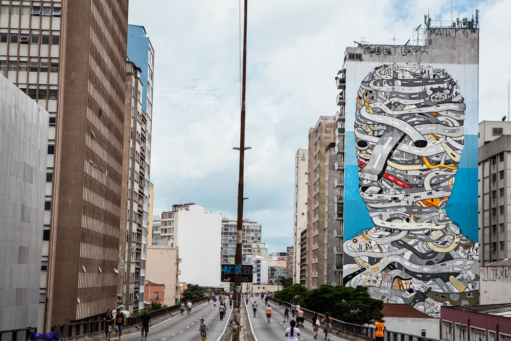 Grafites nas laterais de prédio no Minhocão