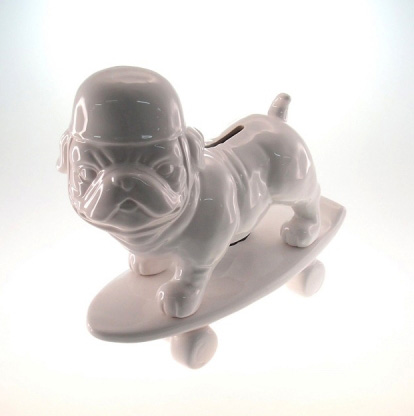 Buldogue de skate, R$ 148,40, da <a href="https://www.facebook.com/dot.objetos" rel="Dot.Art" target="_blank">Dot.Art</a>