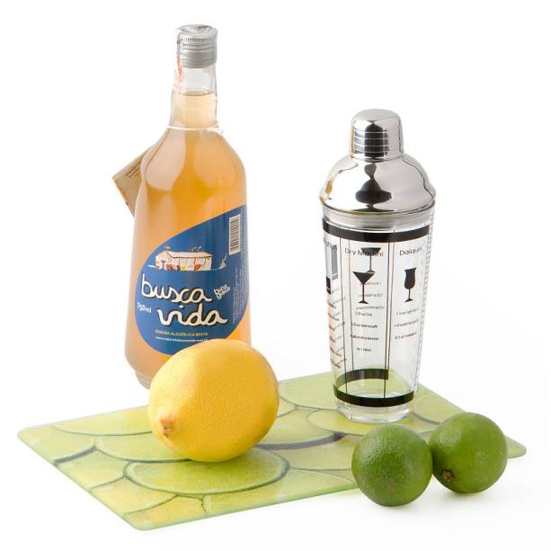 Cachaça Busca Vida, coqueteleira e tábua para caipirinha, R$ 157,00, da <a href="https://www.foundit.com.br/" rel="Found It">Found It!</a>