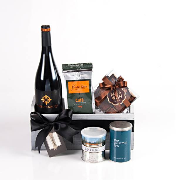 Cesta com vinho Embicadero, chá da Gourmet Tea, brownies Bake a Wish e arroz Acquarello, R$ 200,00, da <a href="https://www.foundit.com.br/" rel="Found it">Found It!</a>