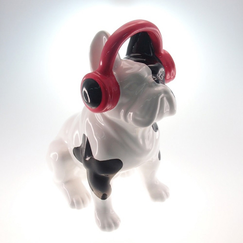 Cachorro com fones de ouvido rosa, R$ 323,00, da <a href="https://www.facebook.com/dot.objetos" rel="Dot.Art" target="_blank">Dot.Art</a>