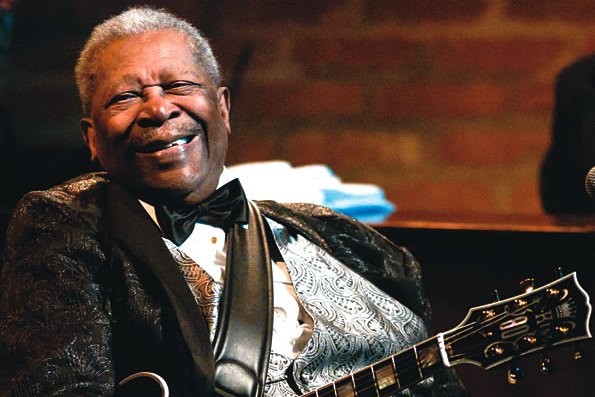 B. B. King ficou famoso pelas incansáveis e numerosas apresentações que realizava pelo mundo B. B. King ficou famoso pelas incansáveis e numerosas apresentações que realizava pelo mundo