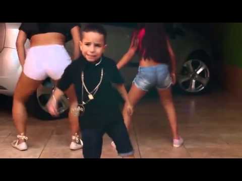 Trecho do clipe do hit "Tapa na Bunda". Ao lado do garoto, a prima Yasmin, de 12 anos, e Mayara, 19, amiga da família Trecho do clipe do hit "Tapa na Bunda". Ao lado do garoto, a prima Yasmin, de 12 anos, e Mayara, 19, amiga da família