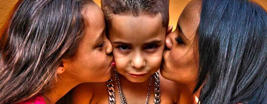 Funkeiro de 6 anos causa polêmica com música de duplo sentido